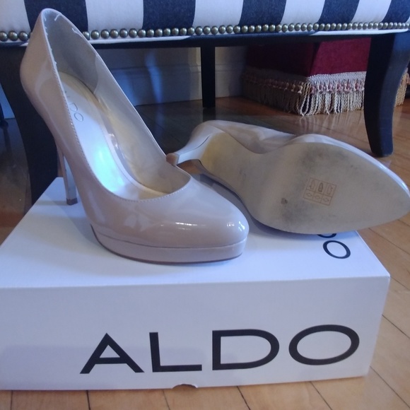 Classic nude patent leather pumps - Picture 3 of 3